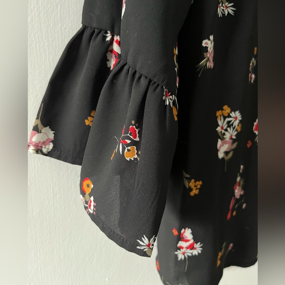 Meraki floral v neck woman’s blouse with choker. 3/4 length bell sleeves size L - Picture 4 of 11